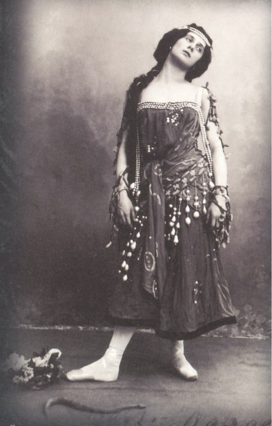 Anna Pavlova as Nikiya (ca. 1902)
