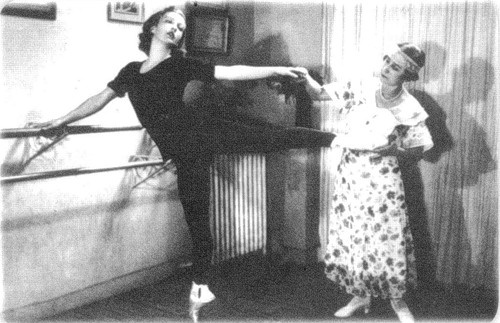 Matilda Kschesshinska teaching Tatiana Ryabushinsky