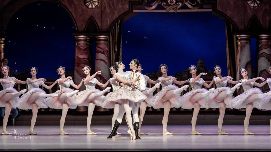 Grand Pas Classique, with Daria Sukhorukova as Paquita and Tigran Mikayelyan as Lucien (2014), photo by Jack Devant©