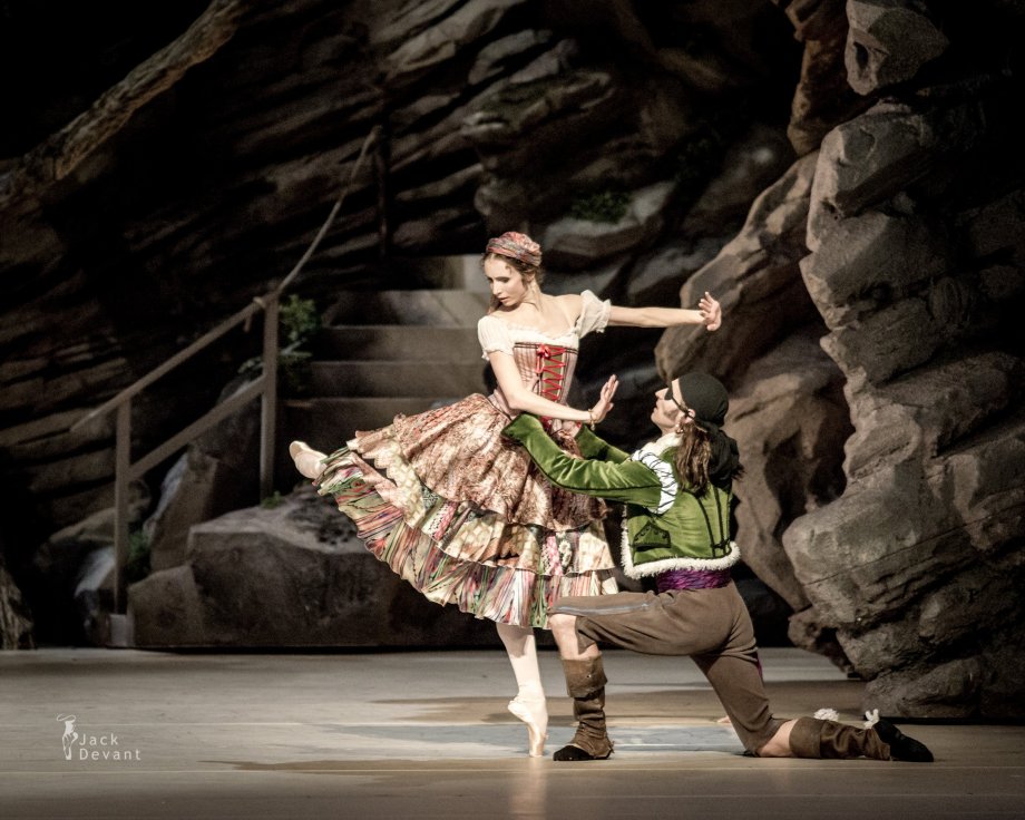 Daria Sukhorukova as Paquita and Cyril Pierre as Iñigo (2014), photo by Jack Devant©