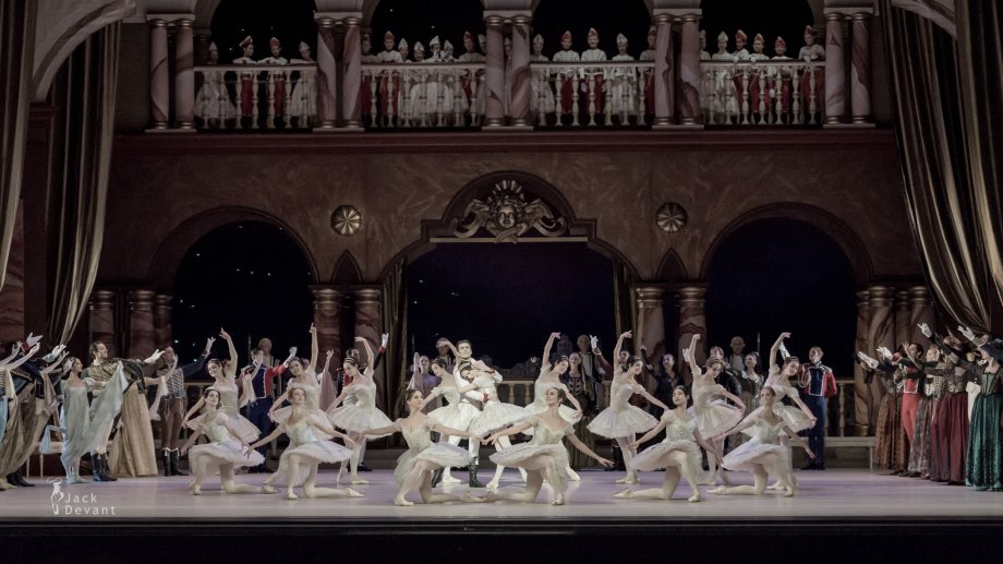 Grand Pas Classique, with Daria Sukhorukova as Paquita and Tigran Mikayelyan as Lucien (2014), photo by Jack Devant©